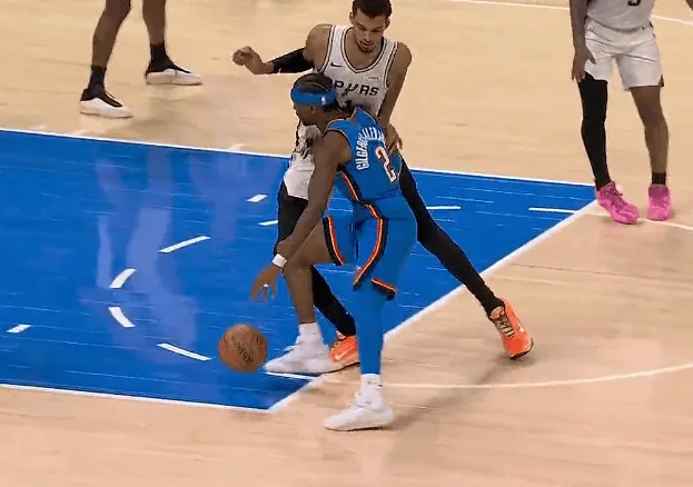 体育-亚历山大突破撞到文班亚马膝盖，后者腿部不适被换下场