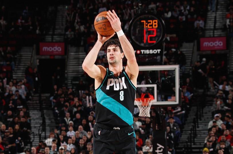 开云电竞官网-官方：阿夫迪亚背伤复发，提前退出对阵热火的比赛