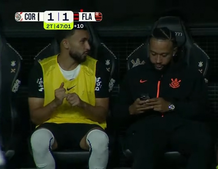 开云电竞账号-玩手机最高禁6场！巴媒：德佩替补席玩手机若是定罪，预计停1-6场